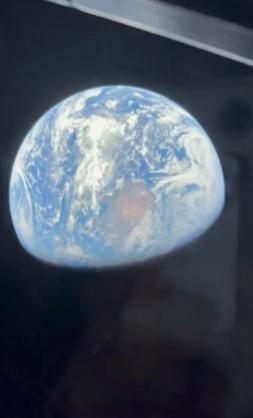 【ArtemisII宇航员克里斯蒂娜·科赫在任务的第二飞行日通过猎户座飞船的