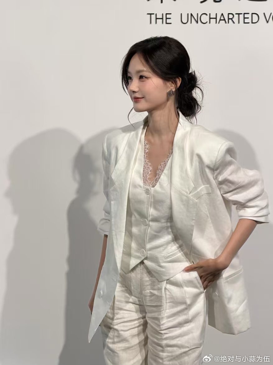 李一桐说自己肿成悲伤蛙拍戏过敏眼睛红肿，李一桐还自嘲是悲伤蛙，心态也太可爱了！