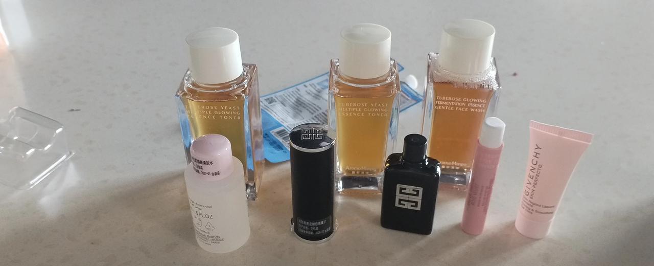 看看我家小棉袄多“体贴”，她自己买了上万的纪梵希化妆品，把赠品小样，全寄给我了。