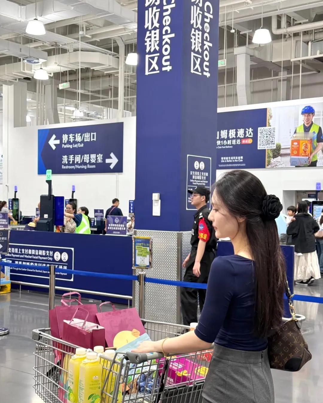 上午我和老公在超市买东西，迎面走过来一个穿米色长裙的女人，卷发松松挽在脑后，老公