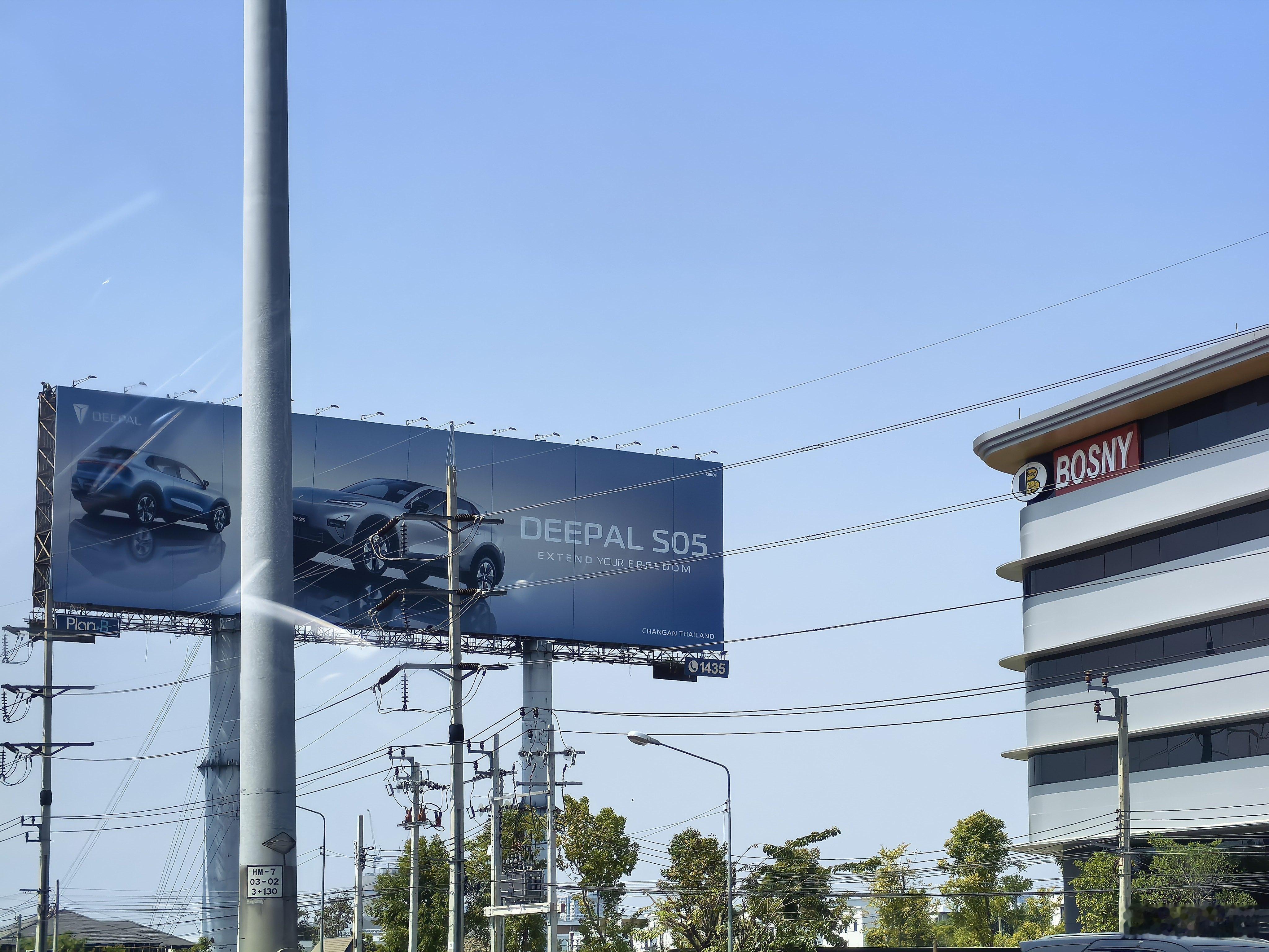 啊？不是出国旅游吗？怎么路上全是老熟人泰国这边出机场就是一排深蓝，上了大街一堆比