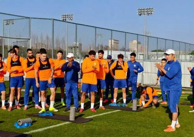 山东泰山山东泰山第三阶段上海集结五外援一归化一港澳老将郑峥李源一王大雷中生代高