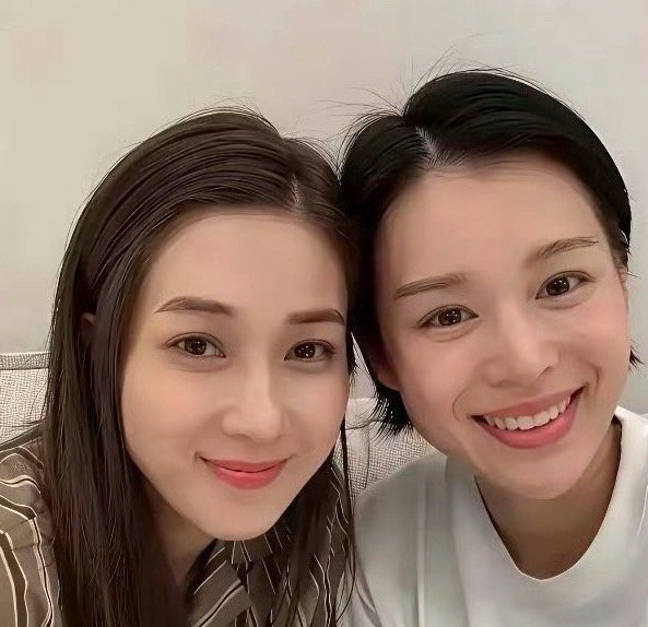 在寸土寸金的香港，贵为视后也难买豪宅，你看胡杏儿和钟嘉欣聚餐​​​