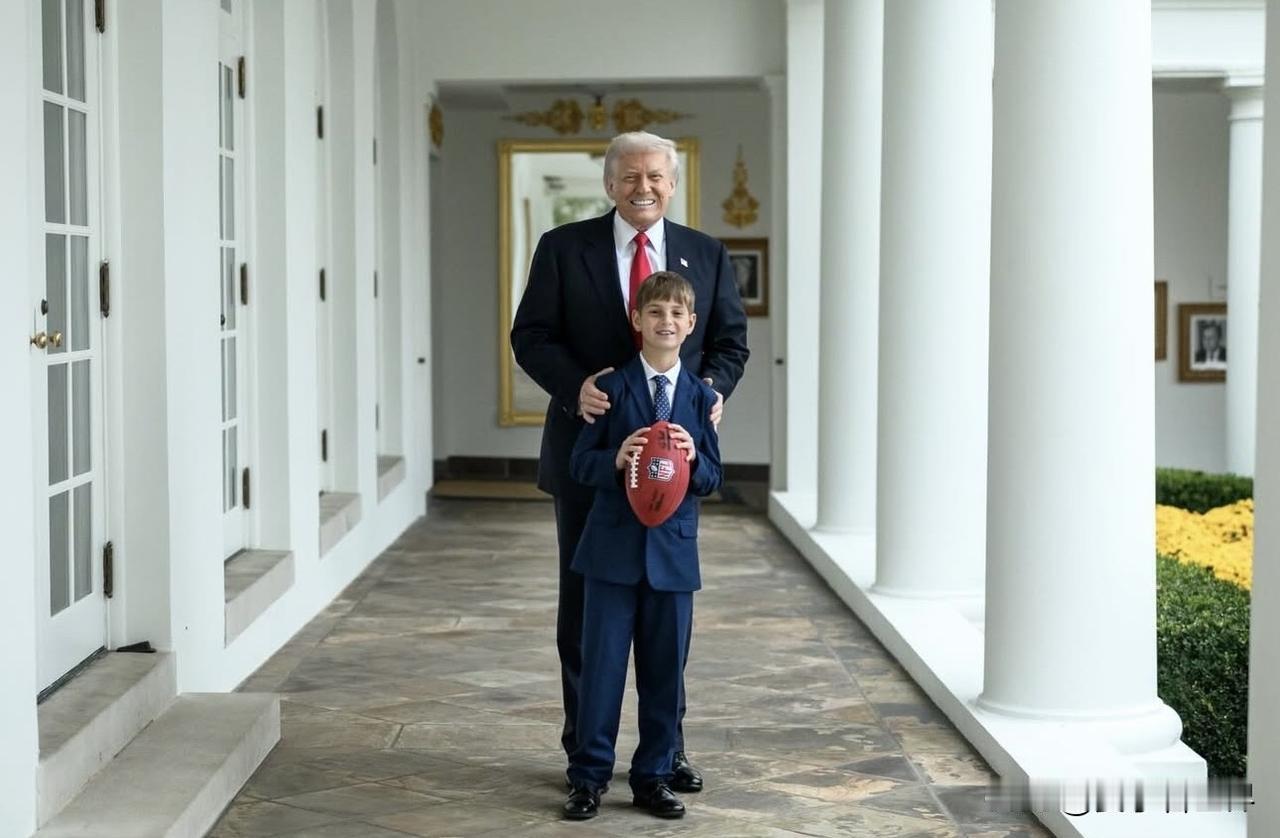 陪外孙打球的川普！