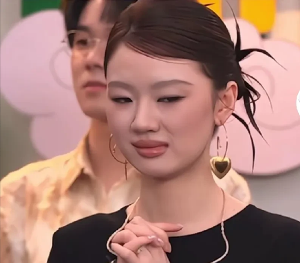 白举纲被淘汰，单依纯看向他的眼神，忽然意识到，她只是一个23岁的女孩。
