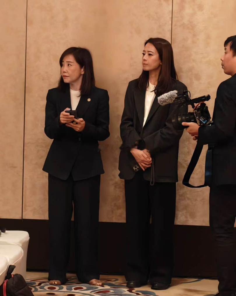 11日，尹乃菁又穿上了浅颜色服装。图2是昨天10日的深颜色服装图3是9日在上海，