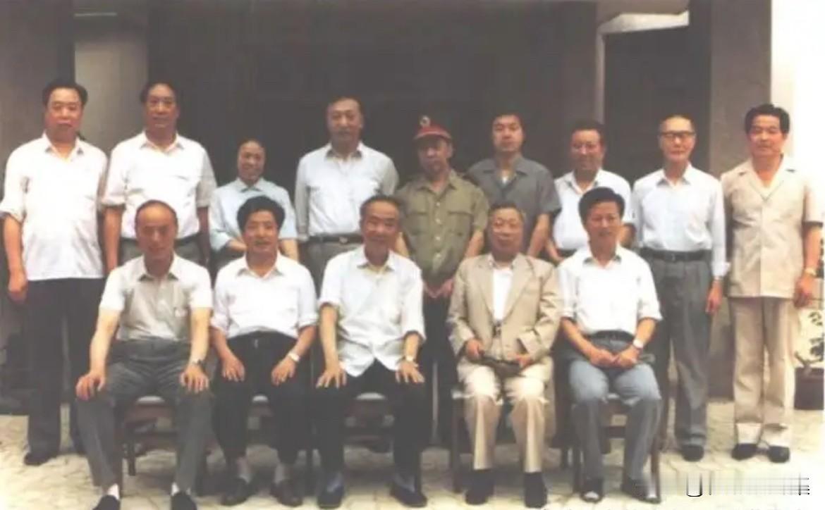 1990年5月，王任重以全国政协副主席身份来到湖北调研时的合影，前排左起:郭树言