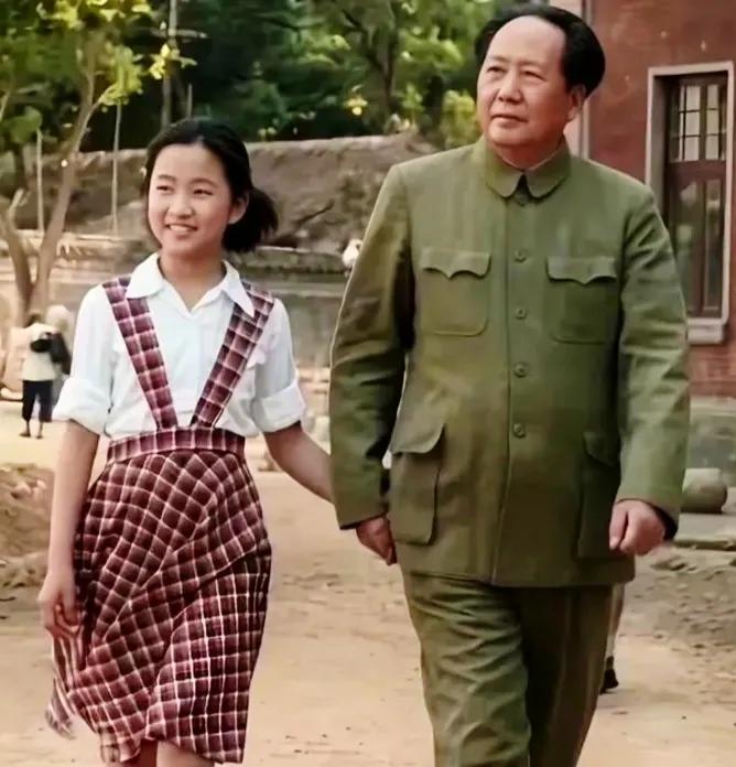 这是李敏还是李讷？姐妹俩长的很像，我看了好一会儿都没认出来，她身穿白色短袖衫，配