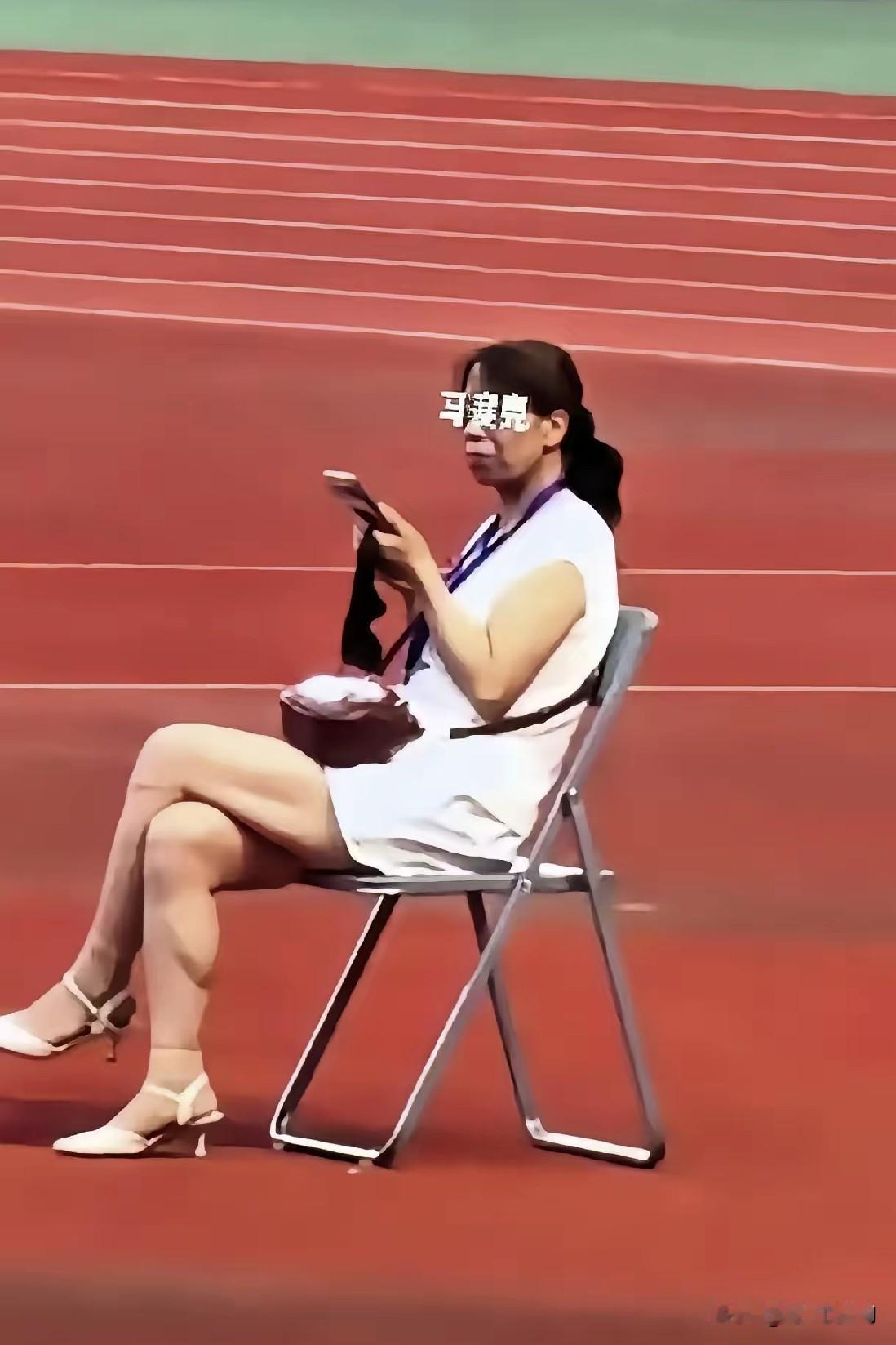 那个翘腿刷手机的“陇超淡定姐”被开了，但我想说的不是活该国歌一响，全场一万五