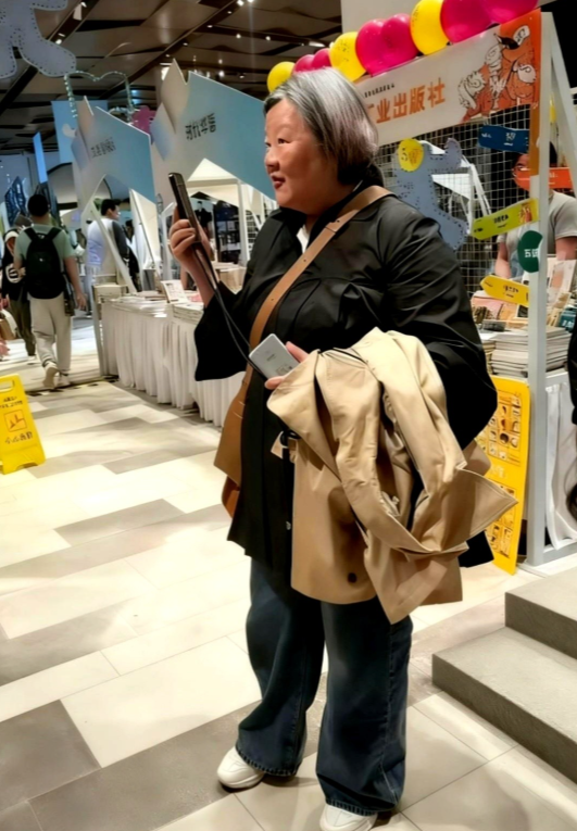 洪晃最新近照一出来，评论区直接炸锅了！作为章士钊外孙女、章含之女儿，自带“名