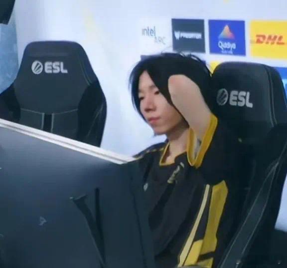 拒绝者：蚂蚁出暗灭还是电锤？想套我话是吧，那我只能说看局势看阵容好吧，出装没有固