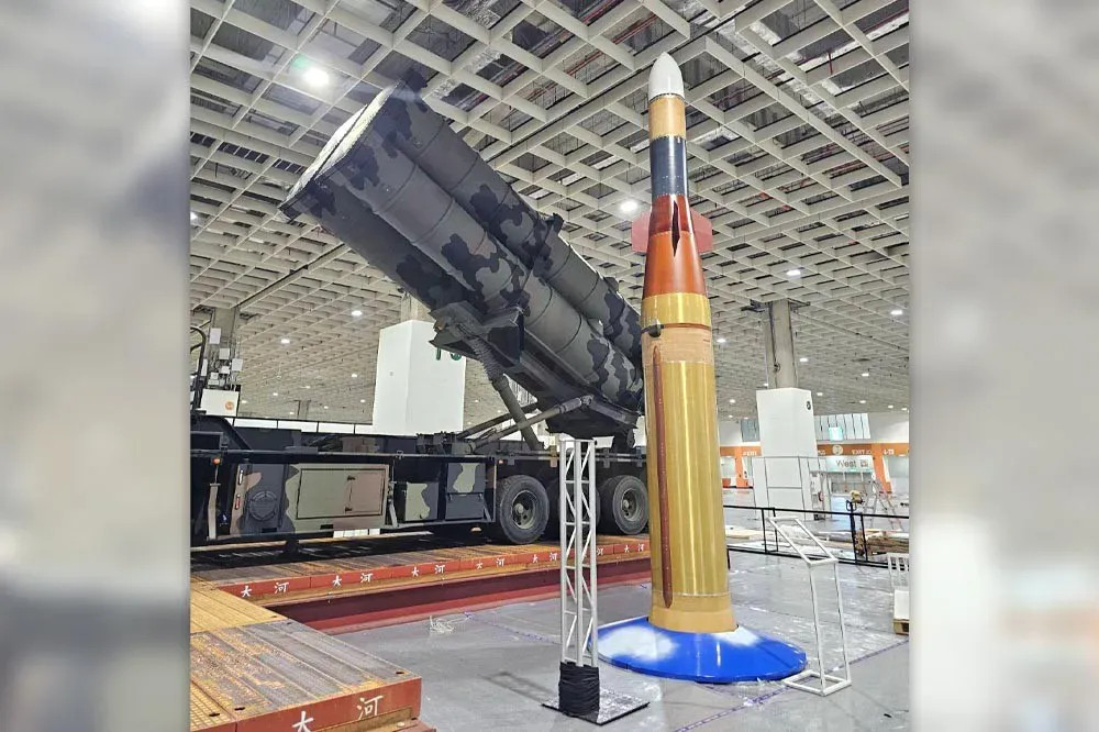 每天认识一件兵器【图1】台湾中科院研发完成的“强弓”反弹道导弹系统在2025台