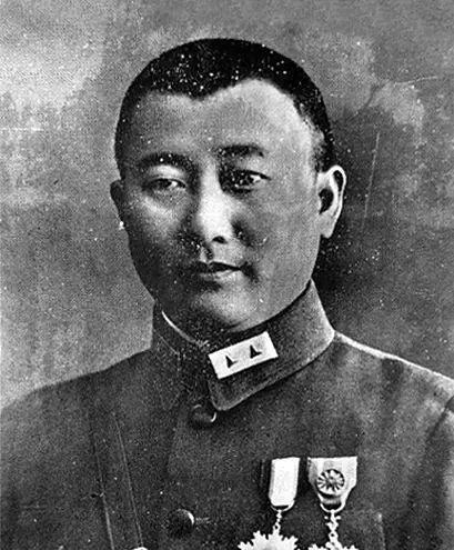 1948年3月1日，陕北瓦子街，彭德怀站在一具被炸成三段的遗体前，沉默了很久。副