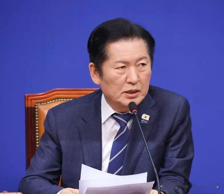 2月4日，韩国共同民主党党首郑清来就与祖国革新党合并提议引发的党内争议作出正式回