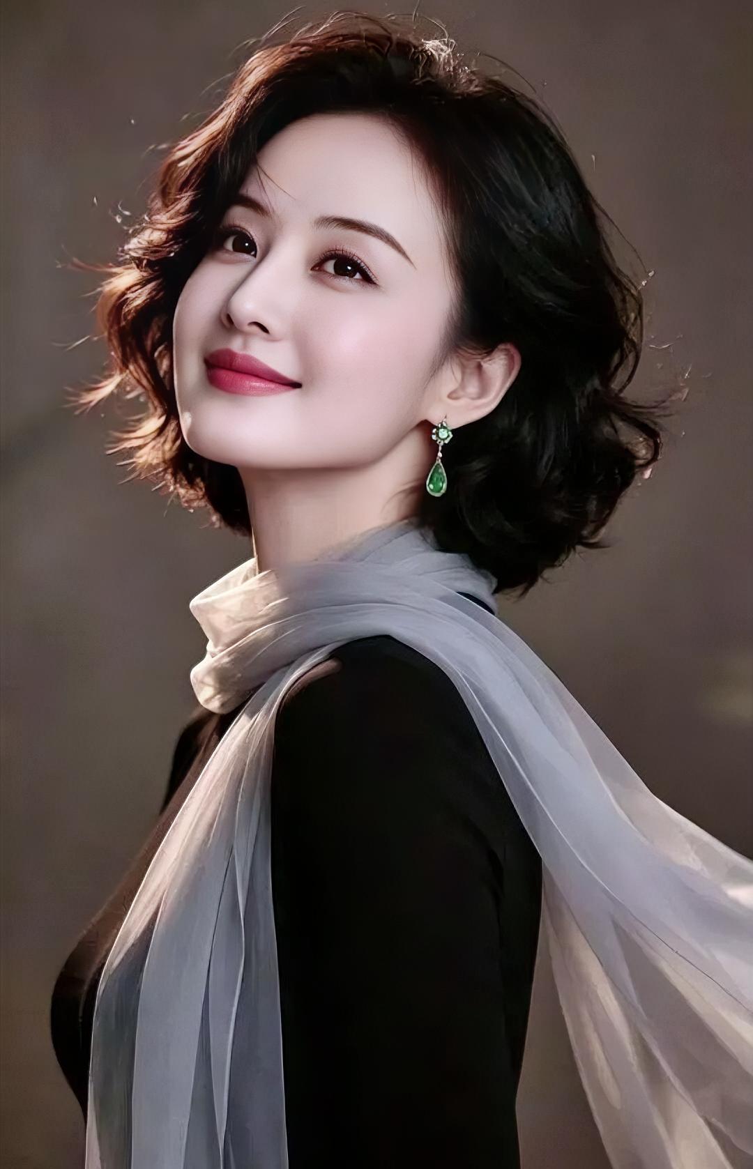 《风过青纱》黑衣沉静，覆着轻纱如烟，绿坠摇光，点在耳畔温婉。卷发微扬