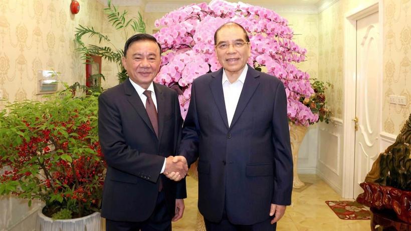 春意盎然！陈锦秀走访慰问了越南原一把手农德孟并致以新春祝福。在农德孟家中，两人亲