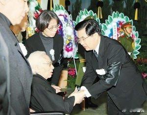 我们深切缅怀中国共产党的优秀党员，伟大的共产主义战士，杰出的无产阶级革命家，中国