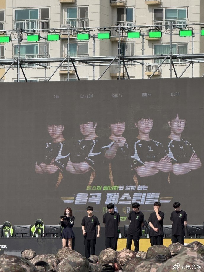 GEN去部队公演，其实已是LCK战队的传统节目了，T1、DK等队早年均有类似行程
