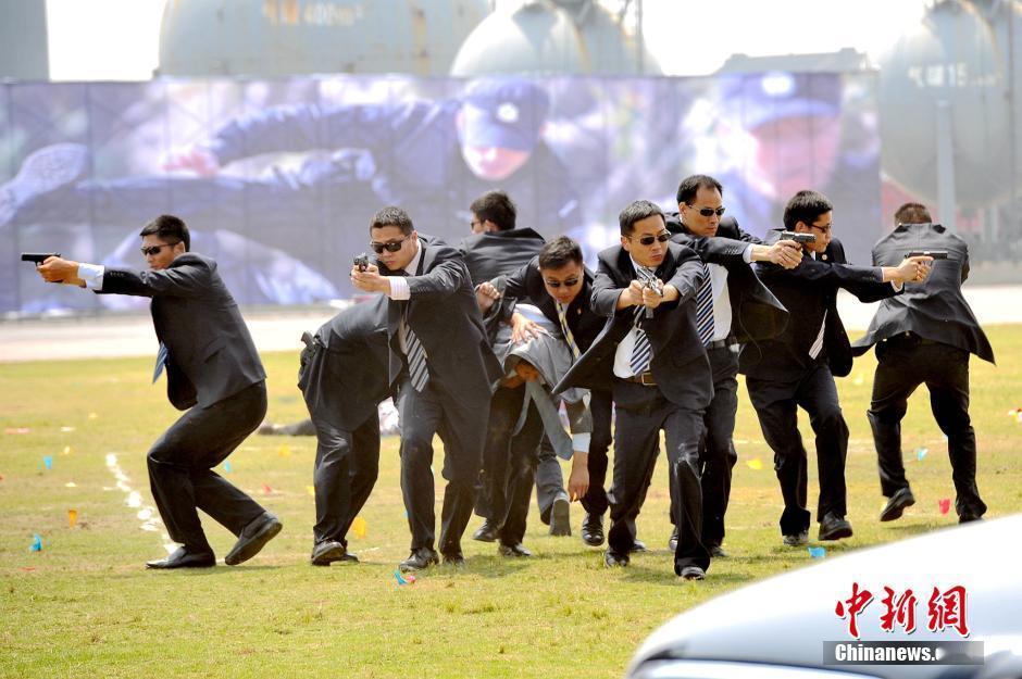 某次演习中，公安警卫部队的79冲使用了类似SAS的推枪法。