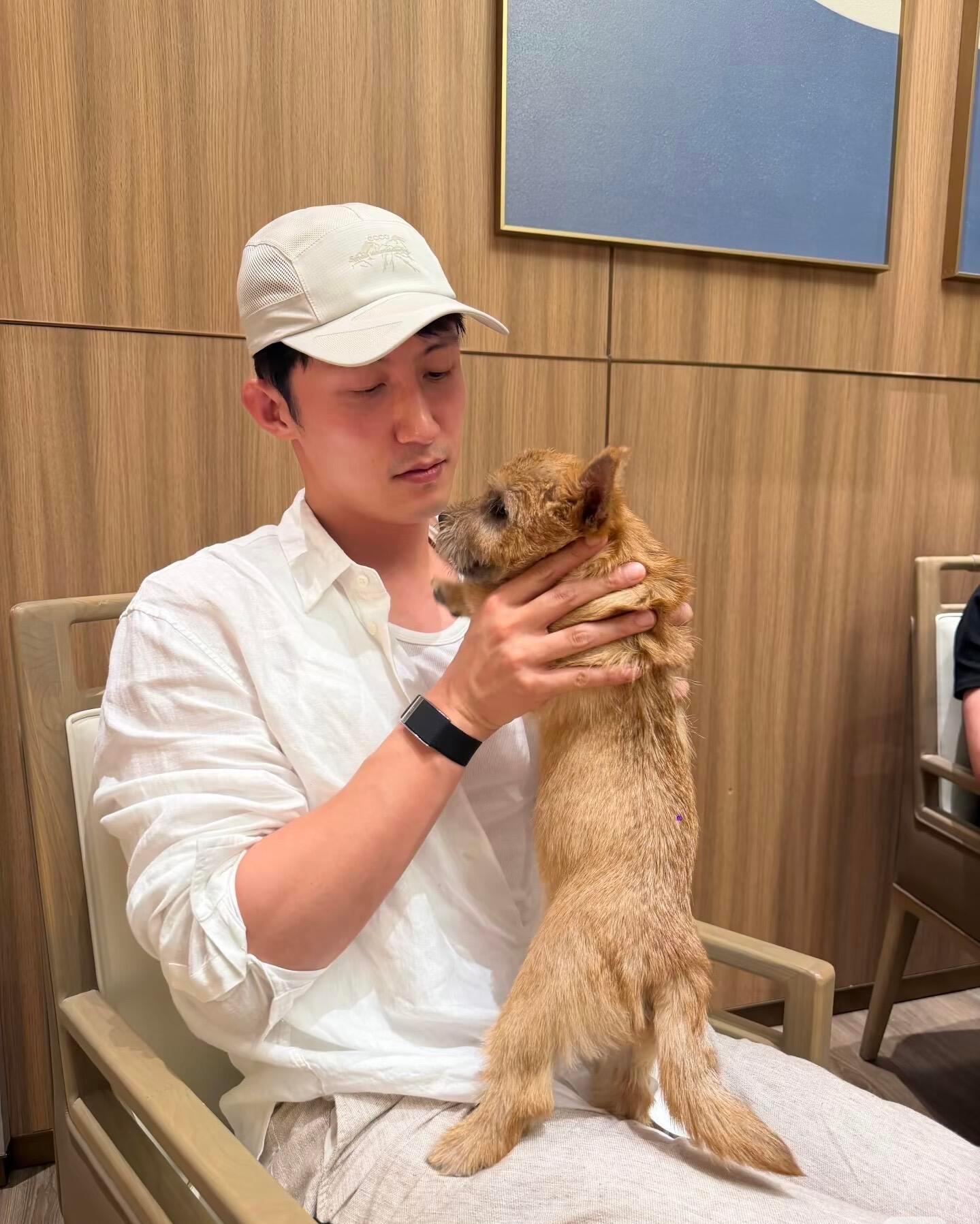 黄景瑜出门先给小狗出图黄景瑜来了也忍不住晒狗子谁能拒绝温柔养狗帅哥！黄景瑜出门第