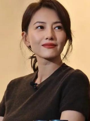 演员高圆圆曾分享，自己出生在北京的一个知识分子家庭，爸爸毕业于清华大学，从事航天