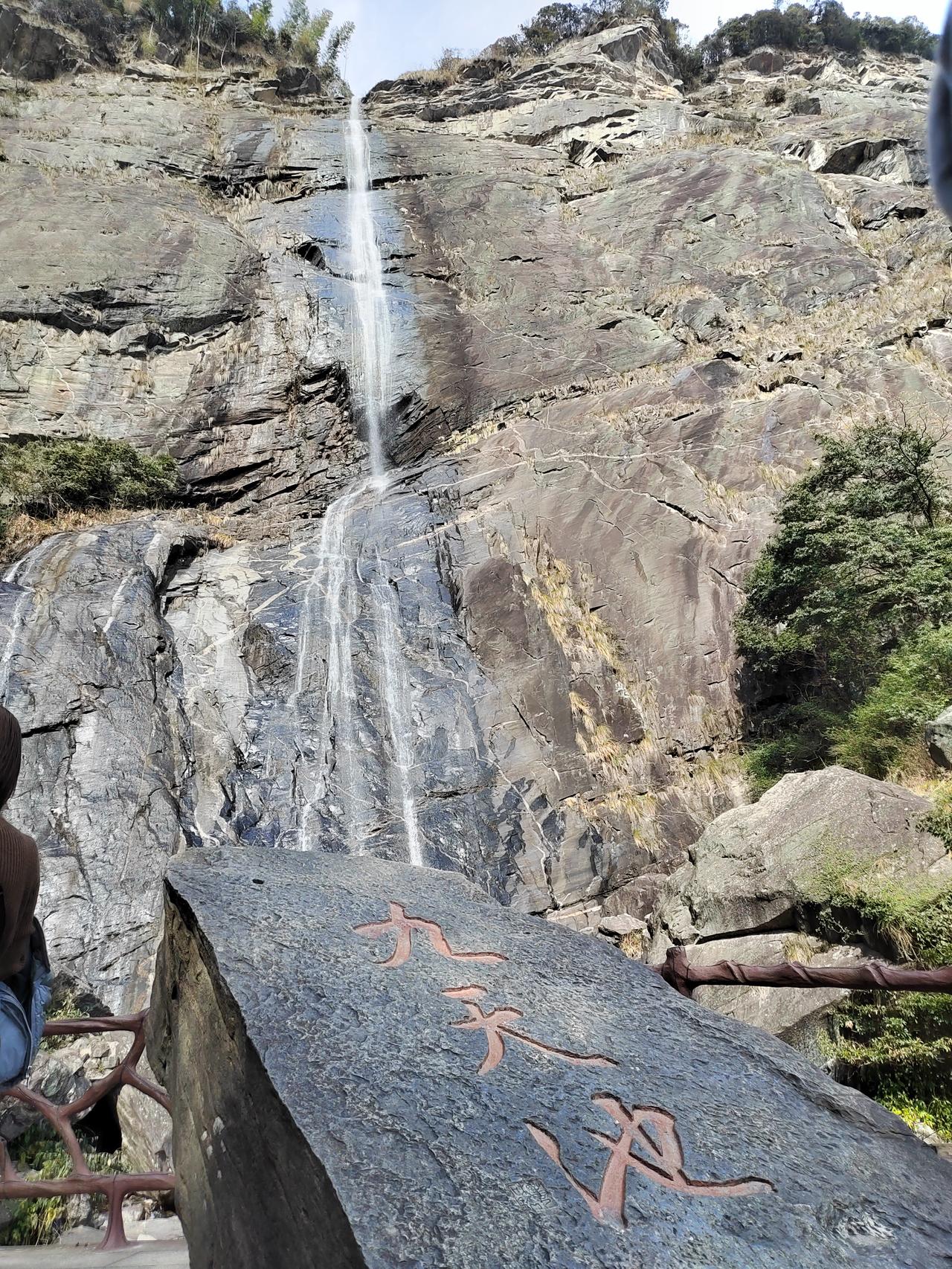 庐山景区每年3月份都免票。虽然此时是旅游淡季，天气也以阴雨为主，但能省下百十来块