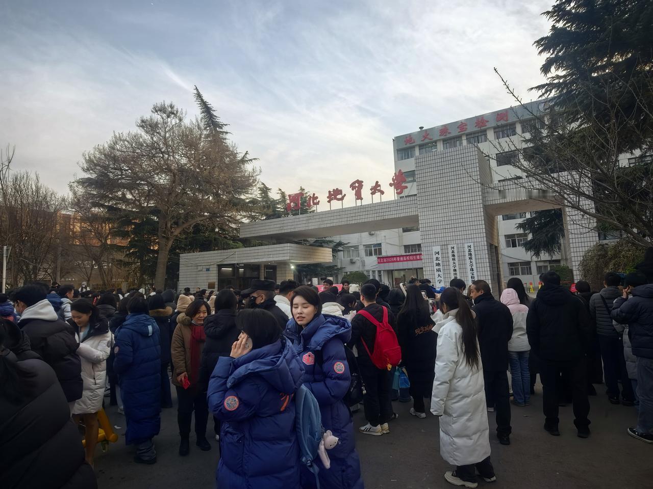人山人海！河北地质大学门口这是干啥呢？一打听才知道，这两样正在进行2026年的播