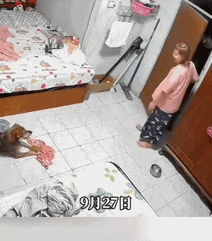女子刚推开屋门，就笑着喊：“儿子好！开饭了！”话音还没落地，屋里那个平时看着挺