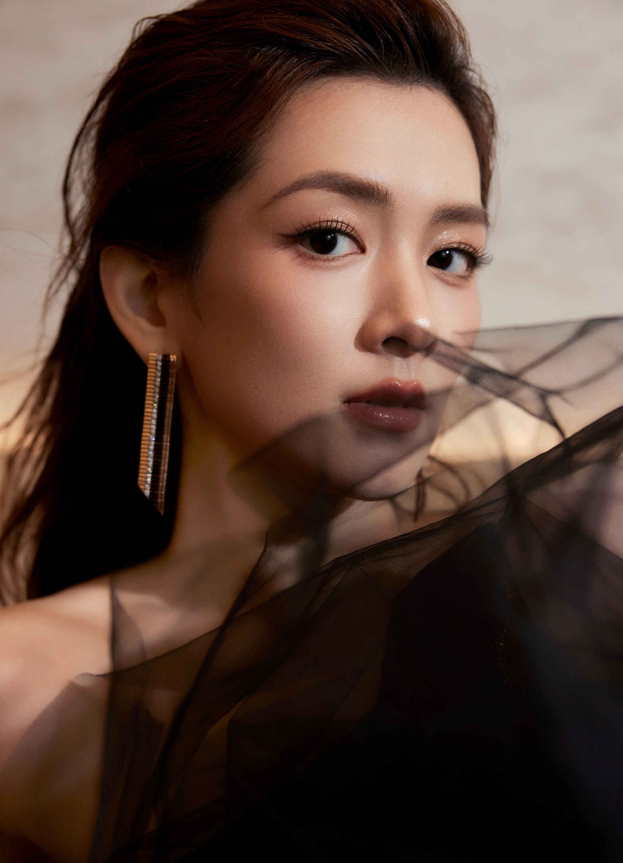 陈昊宇湿发背头，黑纱萦绕，柔美轻盈。陈昊宇