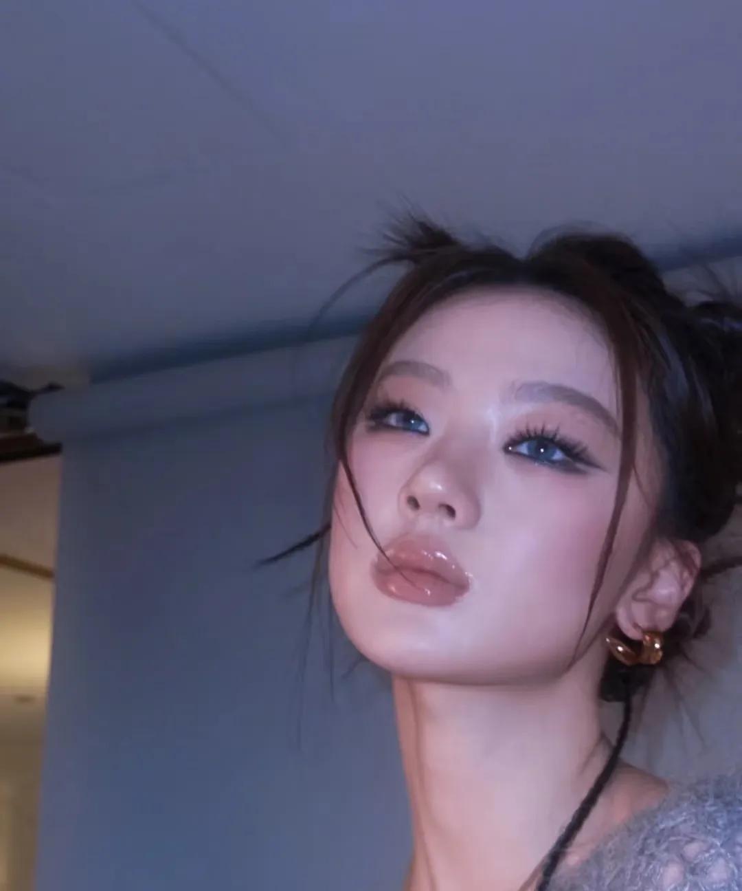 为什么大家会喜欢单依纯？其实不是因为她唱歌真的多牛，也不是她长得到底多美，而是