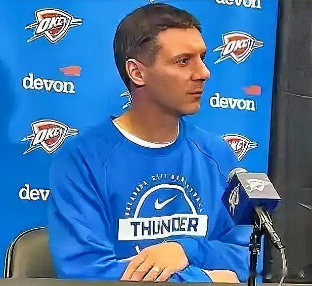 雷霆主帅戴格诺特被森林狼打服了！今天森林狼以123-111战胜雷霆。赛后，戴