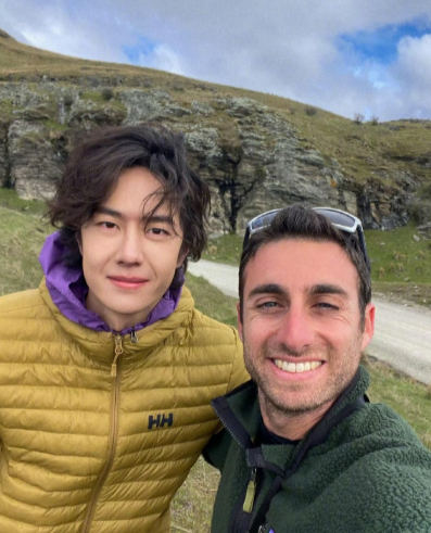 摄影师发了和王一博的自拍合照，终于get新自拍了