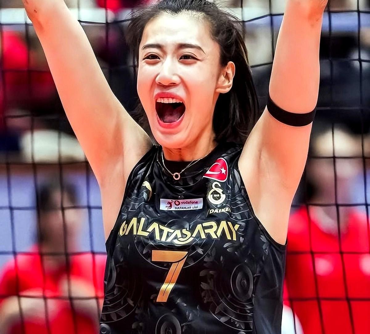 她在中国被说“拦网偏软”，在土耳其却成了所有攻手的噩梦。最新的数据板上，她的名