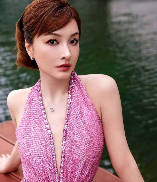 真是搞不懂吴昕，说她不聪明吧，她做什么成什么。吴昕这个人，总让人觉得神秘莫测。