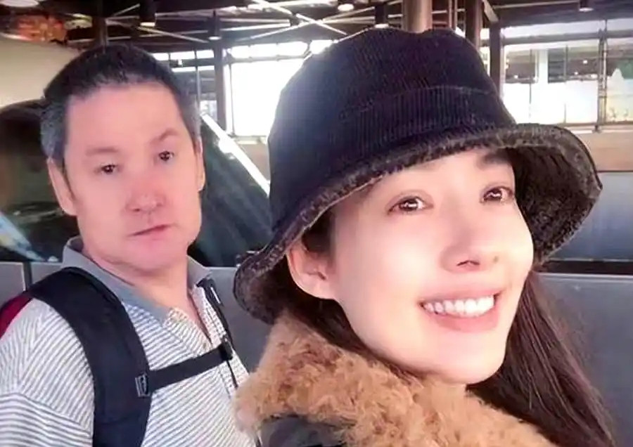 向佐全家亮相珠海休闲，向太坐轮椅依然开心，向华强神采奕奕不输后生