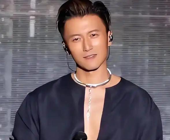 谢霆锋，正式官宣。8月2日，45岁的谢霆锋，冲上热搜，这一次，不是因为女友王菲