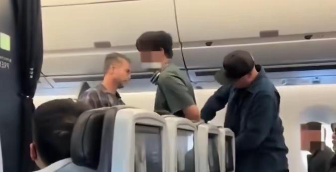 这下满意了，一家三口被遣返。8月28日，上海飞洛杉矶的航班上出了件事。一个男