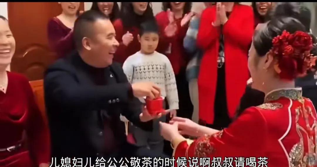 88000改口费，断送了一场婚礼。黑龙江一个婚礼现场，到了新娘给公公敬茶的环节