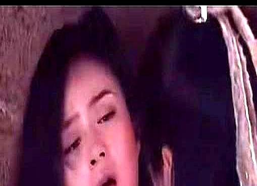 19岁蒋欣被逼亲老男人她当场甩脸：你大我十岁。林志颖没回嘴，蹲地啃了两瓣生