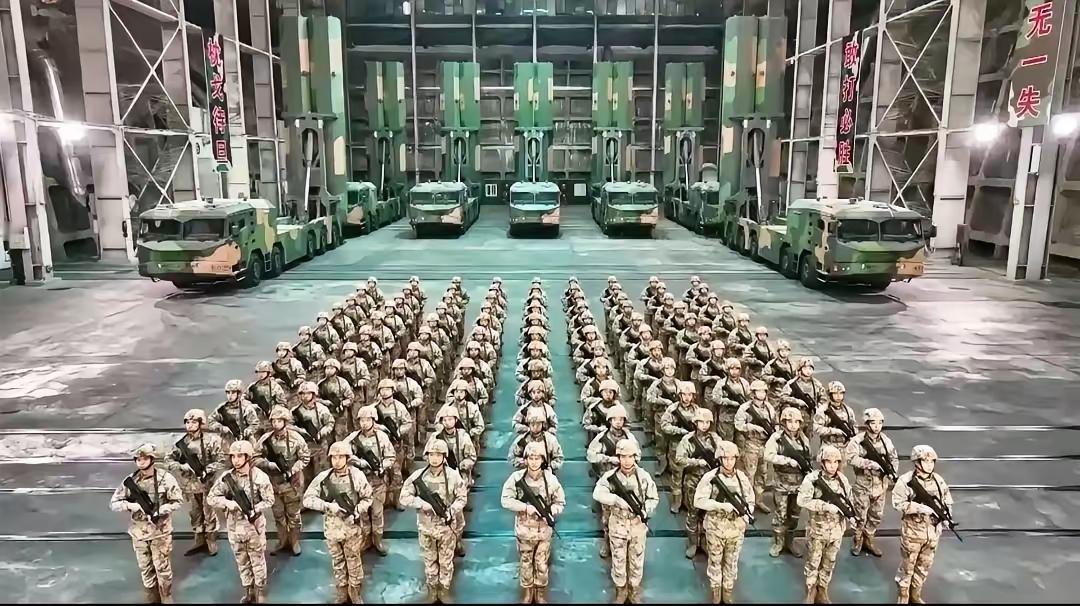 这是我们的东风-100导弹，7台发射车一起展示还是很少见的。我们的东风系列巡航