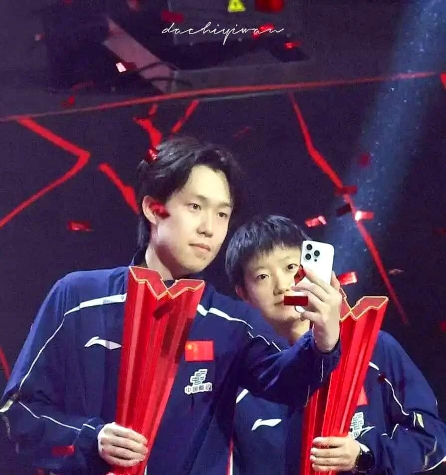 刚拿了世界冠军，俩人就“吵”起来了。新加坡大满贯颁奖台，孙颖莎直接发号施令：