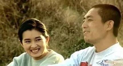 1987年，张艺谋筹拍《红高粱》，女主选了“丰乳肥臀”的史可。然而，巩俐也想出演