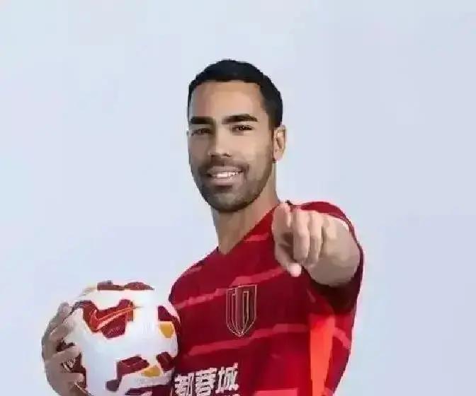 三天三签，成都蓉城像超市扫货。罗慕洛刚续完约，金信煜体检还没脱鞋，金珍洙的飞机又