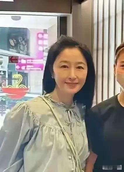 天啦，女神关咏荷罕见素颜露面，这才叫真正的惊为天人！要知道，关咏荷马上就61岁，