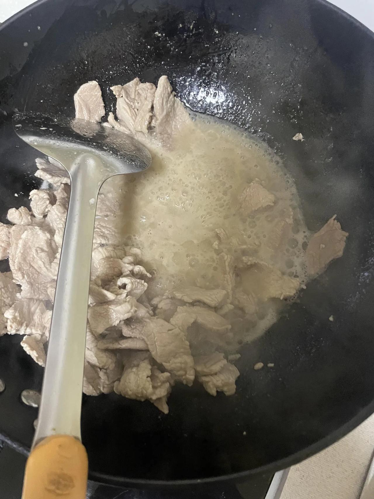 请问炒猪肉的时候为啥有这么多水？过程：从连锁冷鲜肉店里买了肉，回家用水冲洗了一