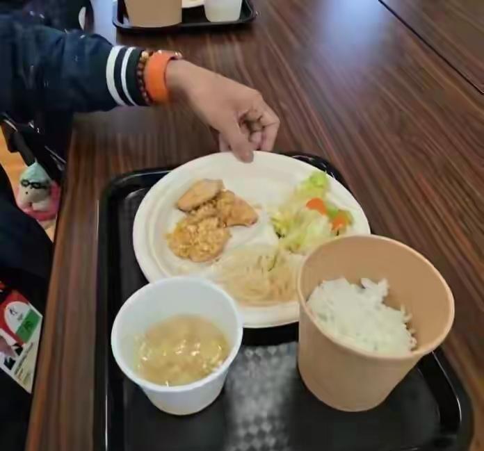 凡事反常必有蹊跷。这届亚运会办得一地鸡毛，日本连最后的体面都懒得撑了——这绝