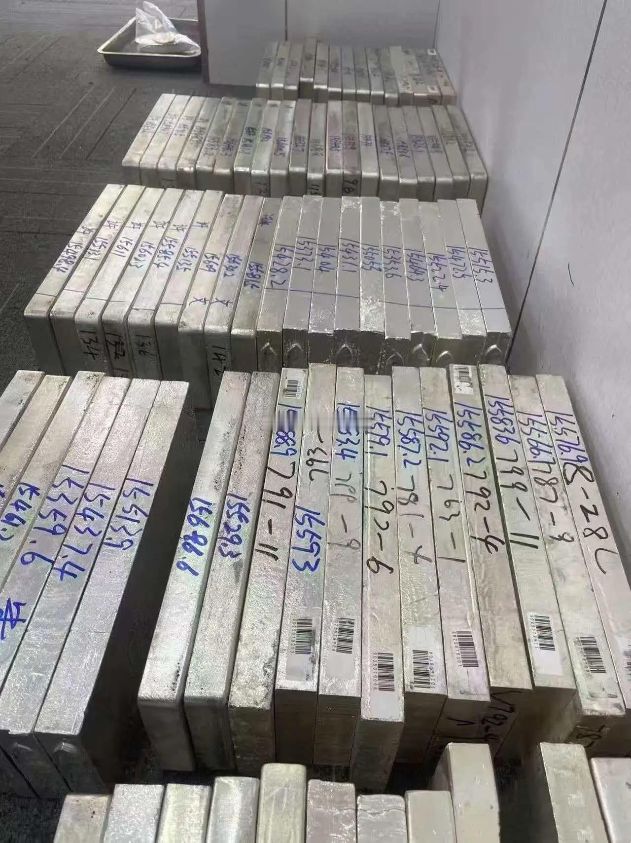 贵金属都在疯涨！目前水贝最火的类目，就是这种15公斤的银板料，去年买一块是10万