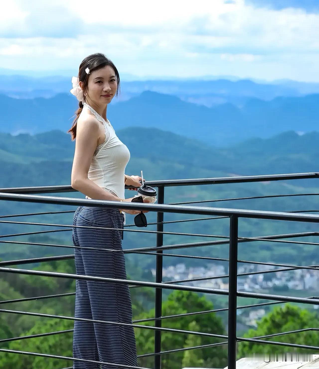 山顶的风掠过发梢，女孩的眼里盛着整片天空每一步坚持，都是与自己的对话
