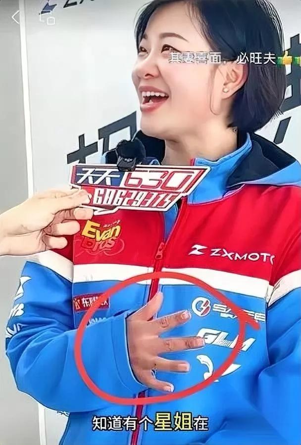 张雪老婆星姐最近火出圈了居然把全网已婚男士看得集体沉默。你看镜头里她