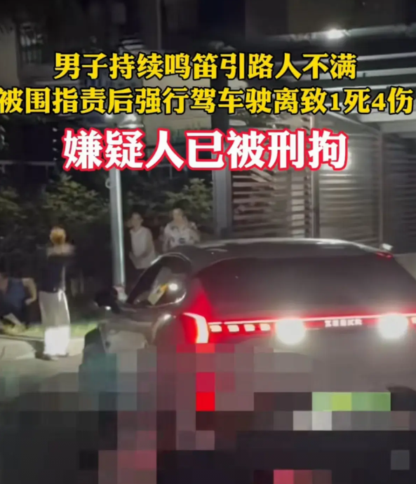 路怒症害死人！昨晚8点40分，重庆巴南区李家沱街道小区门口，38岁司机熊某因前车